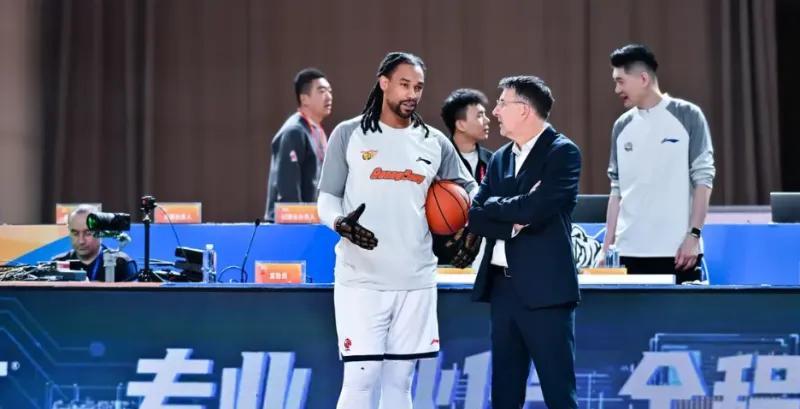 杜锋一战引众怒！外援选择失败，防守大空，用人还一塌糊涂！