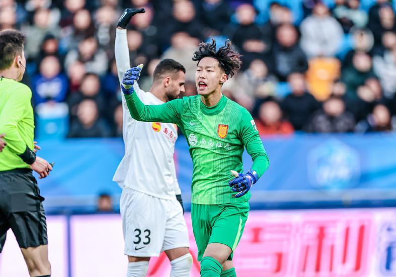 开云平台-铜梁龙飘了？虎口夺分后 一张海报令球迷从感动到心寒只用72小时